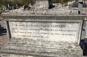 Tombeau de Jean-Baptiste-Edouard Camuset. Détail : l'épitaphe. © Région Bourgogne-Franche-Comté, Inventaire du patrimoine