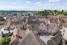 Le village (place Sainte-Gude, rue Pradier, rue Thiers et au-delà en direction d'Amance), depuis la tour du grand clocher. © Région Bourgogne-Franche-Comté, Inventaire du patrimoine