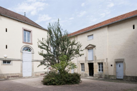 Intérieur de la cour : bâtiment en fond de cour (à droite) et aile nord. © Région Bourgogne-Franche-Comté, Inventaire du patrimoine