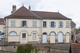 Aile droite (le long de la rue de l'Official) et façade postérieure sur cour. Les trois arcades à droite signalent le marché couvert. © Région Bourgogne-Franche-Comté, Inventaire du patrimoine