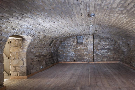 Intérieur : la cave aménagée pour la gendarmerie dans le mur de soutènement côté rue de l'Official. © Région Bourgogne-Franche-Comté, Inventaire du patrimoine