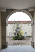 Passage couvert menant au bâtiment en fond de cour (chambres de sûreté et buanderie). © Région Bourgogne-Franche-Comté, Inventaire du patrimoine