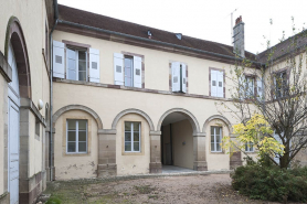 Façade postérieure, avec passage couvert et les deux ailes en retour sur cour. © Région Bourgogne-Franche-Comté, Inventaire du patrimoine