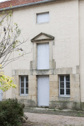 Bâtiment en fond de cour : la buanderie en rez-de-chaussée et l'étage surélevé ultérieurement. © Région Bourgogne-Franche-Comté, Inventaire du patrimoine