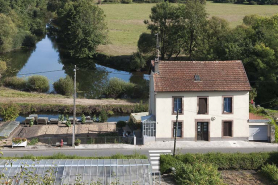 Maison, rue Molière : exemple de maison avec jardin potager au long du canal. © Région Bourgogne-Franche-Comté, Inventaire du patrimoine