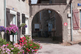 Entrée de la cour menant à l'atelier Boulanger, entrepreneur en dentelle, au 43 Grande Rue. © Région Bourgogne-Franche-Comté, Inventaire du patrimoine