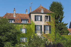 Vue d'ensemble des maisons 2 place Vauban et 1 rue d'Enfer, côté canal du Moulin. © Région Bourgogne-Franche-Comté, Inventaire du patrimoine