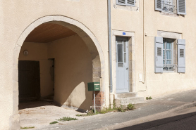 Façade antérieure : le porche conduisant au logis à droite et à l'étable à vaches au fond du passage couvert. © Région Bourgogne-Franche-Comté, Inventaire du patrimoine