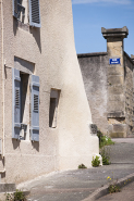 Façade antérieure : le mur à l'angle des rues du Général Rebillot et Catinat a gardé le souvenir du rempart. © Région Bourgogne-Franche-Comté, Inventaire du patrimoine