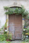 Façade antérieure sur cour (rue Bossuet) : la porte d'entrée. © Région Bourgogne-Franche-Comté, Inventaire du patrimoine