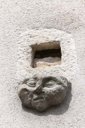 Tour nord : tête humaine sculptée. © Région Bourgogne-Franche-Comté, Inventaire du patrimoine