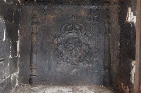 Détail : plaque de la cheminée avec date (1767) et armoiries. © Région Bourgogne-Franche-Comté, Inventaire du patrimoine