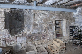 Le mur de l'enceinte médiévale visible au niveau de la cave. © Région Bourgogne-Franche-Comté, Inventaire du patrimoine