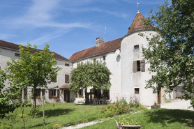 Vue d'ensemble du logis et de l'aile du bâtiment depuis le jardin. © Région Bourgogne-Franche-Comté, Inventaire du patrimoine