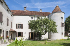 Vue rapprochée du logis et de la tour sud depuis le jardin. © Région Bourgogne-Franche-Comté, Inventaire du patrimoine