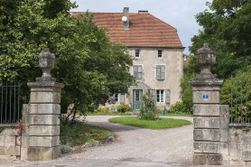 La cour depuis l'entrée. © Région Bourgogne-Franche-Comté, Inventaire du patrimoine