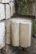 Elément architectural inséré dans le mur d'enclos. © Région Bourgogne-Franche-Comté, Inventaire du patrimoine