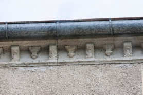 Détail de la corniche de la maison. © Région Bourgogne-Franche-Comté, Inventaire du patrimoine