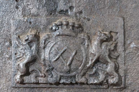 Plaque de cheminée de la cuisine : le décor situé à droite. © Région Bourgogne-Franche-Comté, Inventaire du patrimoine