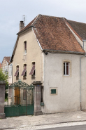 Partie droite de l'ancienne grange, actuellement occupée par des logements. © Région Bourgogne-Franche-Comté, Inventaire du patrimoine