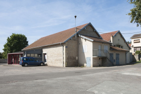 Les deux anciennes écuries, actuellement salle des fêtes. © Région Bourgogne-Franche-Comté, Inventaire du patrimoine