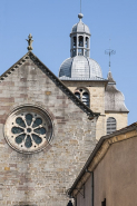 Façade antérieure, détail : l'occulus et au second plan les deux tours du clocher. © Région Bourgogne-Franche-Comté, Inventaire du patrimoine