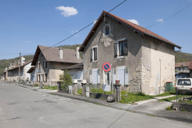 Habitations côté impair : caserne et maisons individuelles. © Région Bourgogne-Franche-Comté, Inventaire du patrimoine