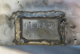Signature de Feraud et date 1971 sur la partie inférieure de la sculpture. © Région Franche-Comté, Inventaire du patrimoine, ADAGP, 2009