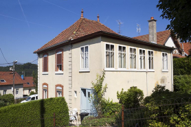 Vue d'ensemble, depuis l'est (façade latérale droite de la maison et atelier de fabrication). © Région Bourgogne-Franche-Comté, Inventaire du patrimoine