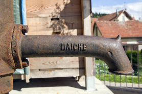 Inscription donnant le lieu de fabrication (Maîche). © Région Bourgogne-Franche-Comté, Inventaire du patrimoine