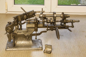 Exemple de production de l'atelier : machine à fabriquer les tire-nerfs pour dentiste. © Région Bourgogne-Franche-Comté, Inventaire du patrimoine