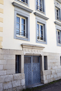 Premier atelier de fabrication, façade latérale gauche : porte au rez-de-chaussée. © Région Bourgogne-Franche-Comté, Inventaire du patrimoine