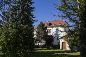 Façade postérieure, dépendance et parc. © Région Bourgogne-Franche-Comté, Inventaire du patrimoine