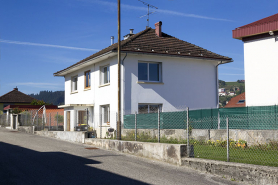 Maison au n° 3 rue Emile Cattin, de trois quarts droite. © Région Bourgogne-Franche-Comté, Inventaire du patrimoine