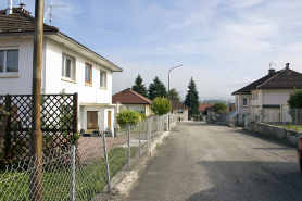 Vue d'ensemble de la rue Emile Cattin, depuis le sud-ouest (avec la maison au n° 3 au premier plan à gauche). © Région Bourgogne-Franche-Comté, Inventaire du patrimoine