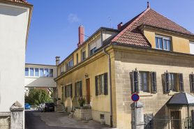 Maison : façade latérale gauche et passerelle. © Région Bourgogne-Franche-Comté, Inventaire du patrimoine