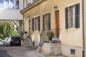 Maison : façade latérale gauche, vue en enfilade. © Région Bourgogne-Franche-Comté, Inventaire du patrimoine