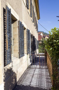 Maison : façade latérale droite, vue en enfilade. © Région Bourgogne-Franche-Comté, Inventaire du patrimoine