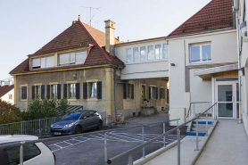 Usine : façade postérieure du premier corps de bâtiment, avec la passerelle d'accès à la maison. © Région Bourgogne-Franche-Comté, Inventaire du patrimoine