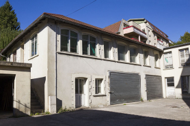 Immeuble et ateliers d'horlogerie Les Fils d’Edouard Wetzel (12 rue de la Gare) : atelier de bracelets de montre Schoepf et Cie, dans la cour. © Région Bourgogne-Franche-Comté, Inventaire du patrimoine