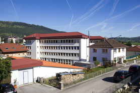 Vue d'ensemble, depuis la rue Emile Cattin au sud-ouest (maison et façade latérale droite de l'usine). © Région Bourgogne-Franche-Comté, Inventaire du patrimoine