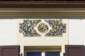 Dessus-de-fenêtre en mosaïque au dernier étage de la façade antérieure. © Région Bourgogne-Franche-Comté, Inventaire du patrimoine
