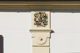 Décor de mosaïque au dernier étage de la façade antérieure. © Région Bourgogne-Franche-Comté, Inventaire du patrimoine