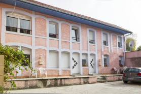 Bâtiment sur cour : façade antérieure, de trois quarts gauche. © Région Bourgogne-Franche-Comté, Inventaire du patrimoine