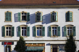 Façade antérieure : fenêtres des deux étages carrés. © Région Bourgogne-Franche-Comté, Inventaire du patrimoine