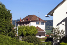 Vue d'ensemble éloignée, depuis l'ouest. Noter les baies d'atelier sous la toiture. © Région Bourgogne-Franche-Comté, Inventaire du patrimoine