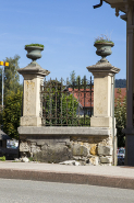 Mur de clôture côté rue de la Louhière. © Région Bourgogne-Franche-Comté, Inventaire du patrimoine
