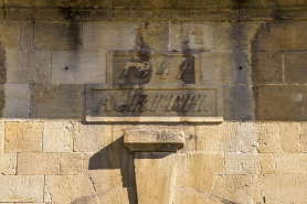 Corps sud, façade antérieure : date et inscription au-dessus de l'entrée de la grange. © Région Bourgogne-Franche-Comté, Inventaire du patrimoine