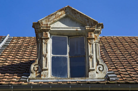 Corps sud, façade antérieure : lucarne. © Région Bourgogne-Franche-Comté, Inventaire du patrimoine
