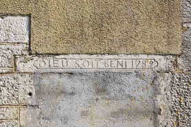 Façade latérale droite : linteau daté 1789. © Région Bourgogne-Franche-Comté, Inventaire du patrimoine